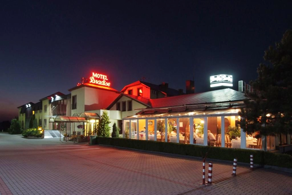 Paradise Torzym hotel exterior at night